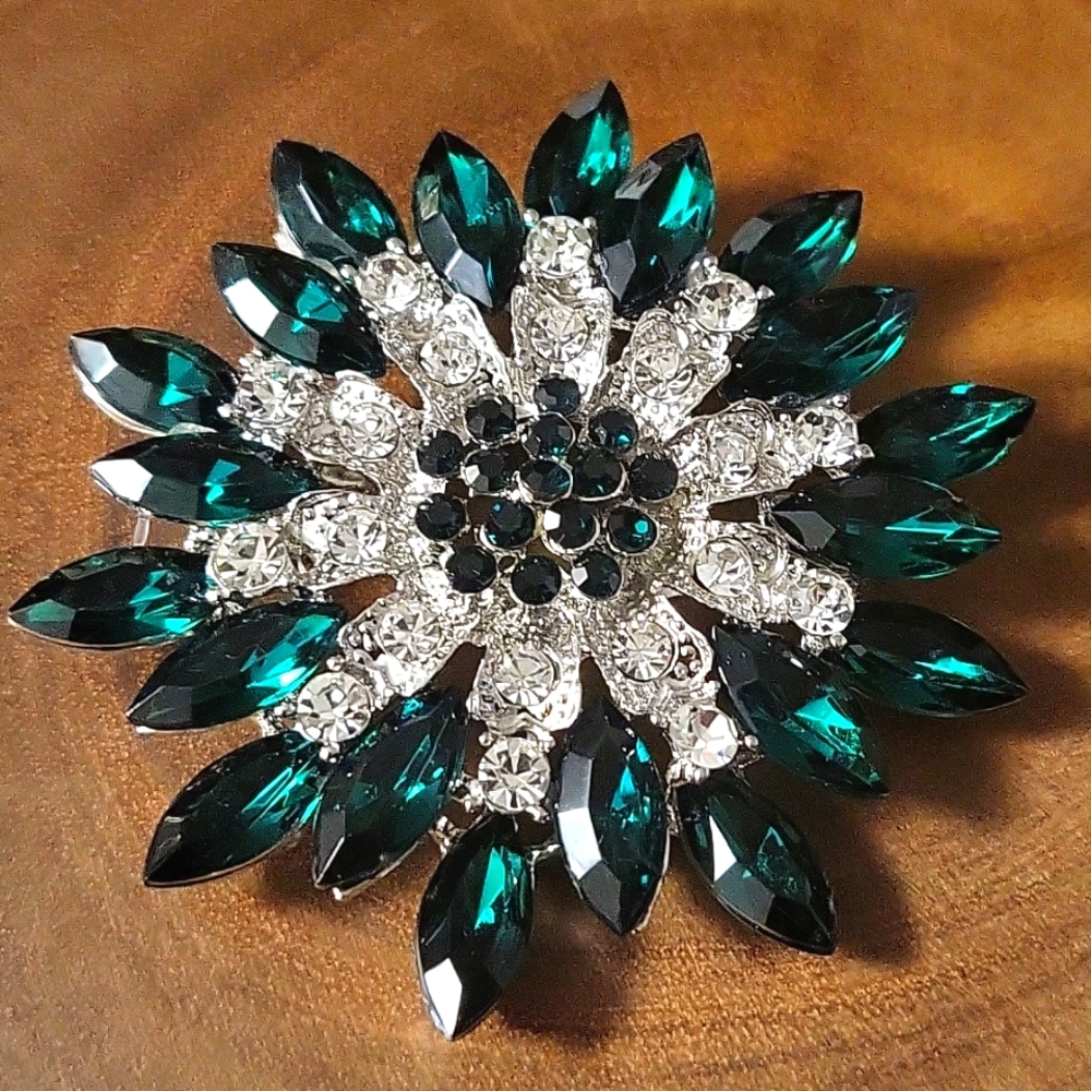 Emerald Green/Silver Tone Brooch - NWOT